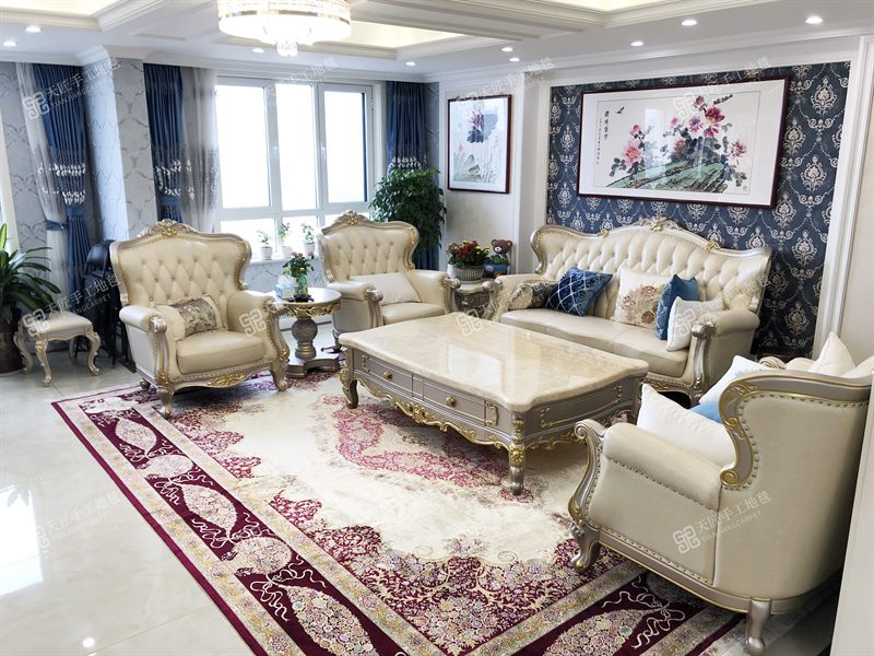A large traditional rug anchoring a spacious living room seating arrangement