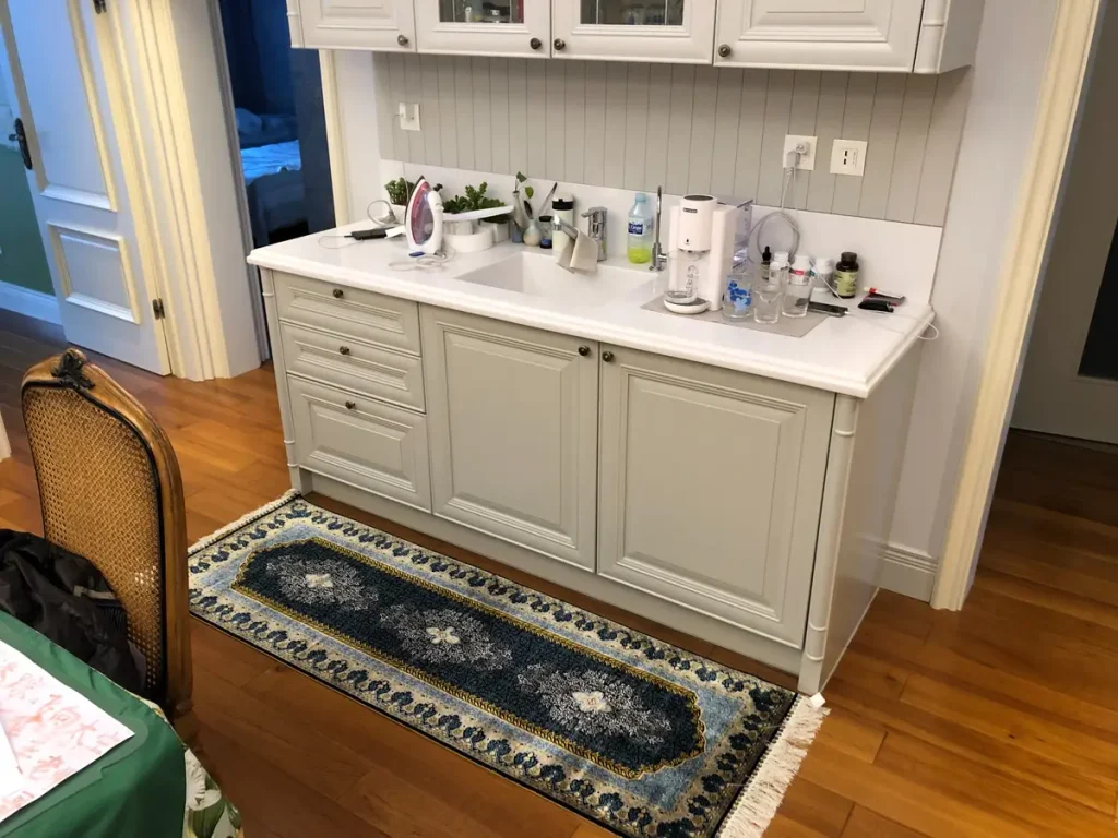 blue-runner-rug-in-kitchen-walkway