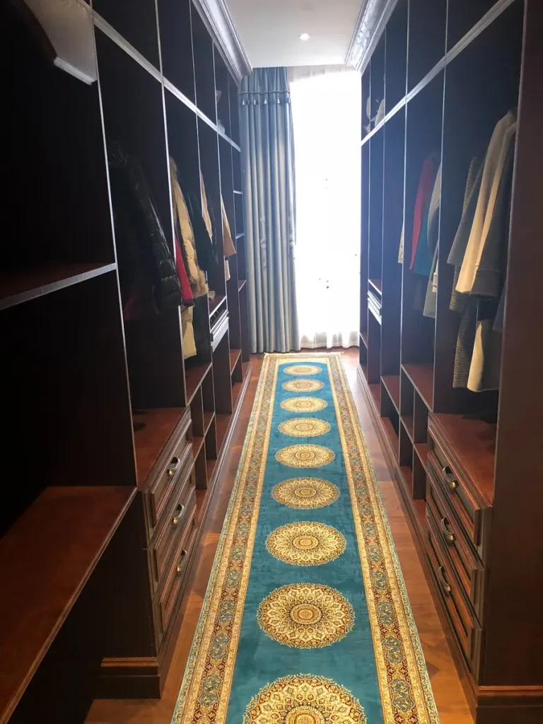 blue-runner-rug-in-narrow-dressing-room